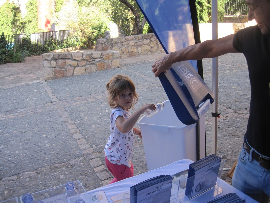 Estand Novapet UTGS niños depositando PET